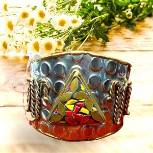 Metal bracelet with triangle design